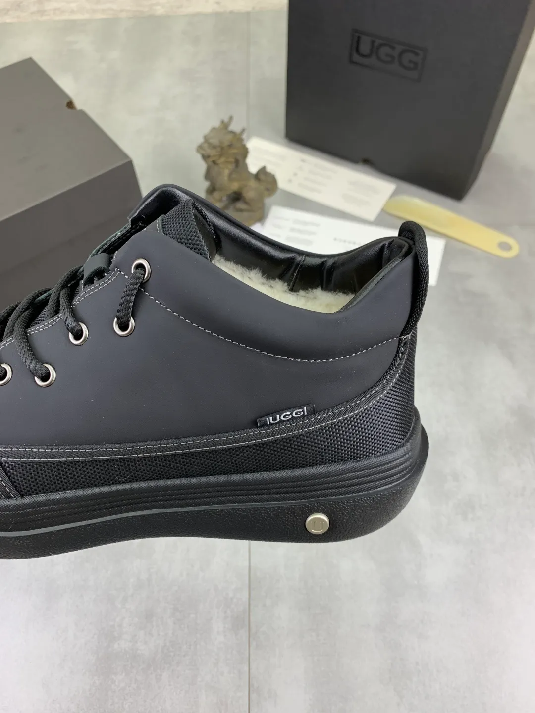 Men's shoes 💰P640 New arrival 🆕🆕🆕 IUGGI Latest fashion products Super cool new thick-soled bread shoes Outdoor sports shoes non-slip and shock-absorbing Ultra-light first-layer cowhide Wear-resistant and stain-resistant Fine texture Australian imported wool lining Comfortable and soft Breathable and non-smelly feet Model: 669-01 Size: 39-44